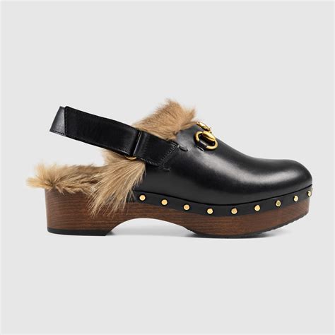 zoccoli con pelliccia gucci